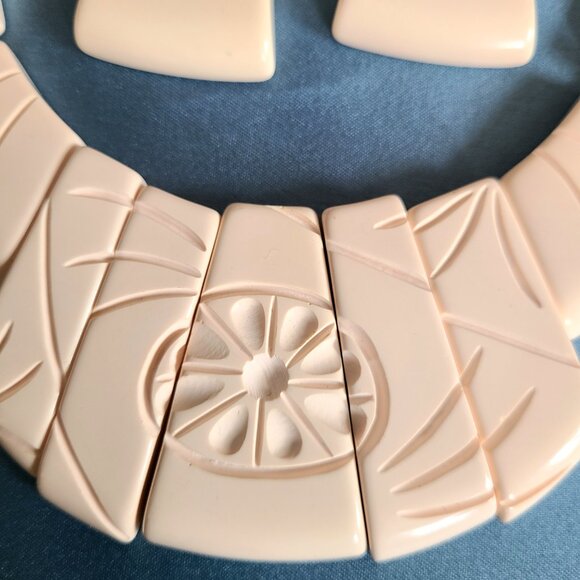 Vintage midcentury retro oversized plastic jewelry set. - Picture 2 of 6